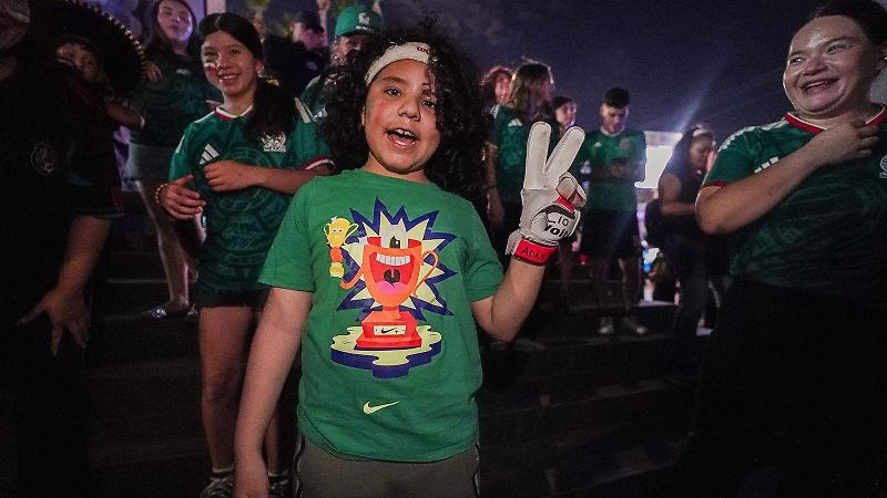 Celebración en la Justo Sierra tras victoria contra Chequia
